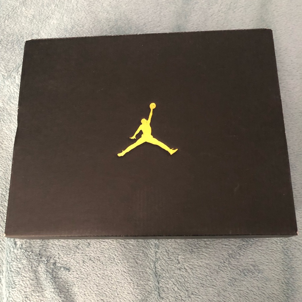 Air Jordan 1 Mid 4Y and also fits a women’s size 5.5